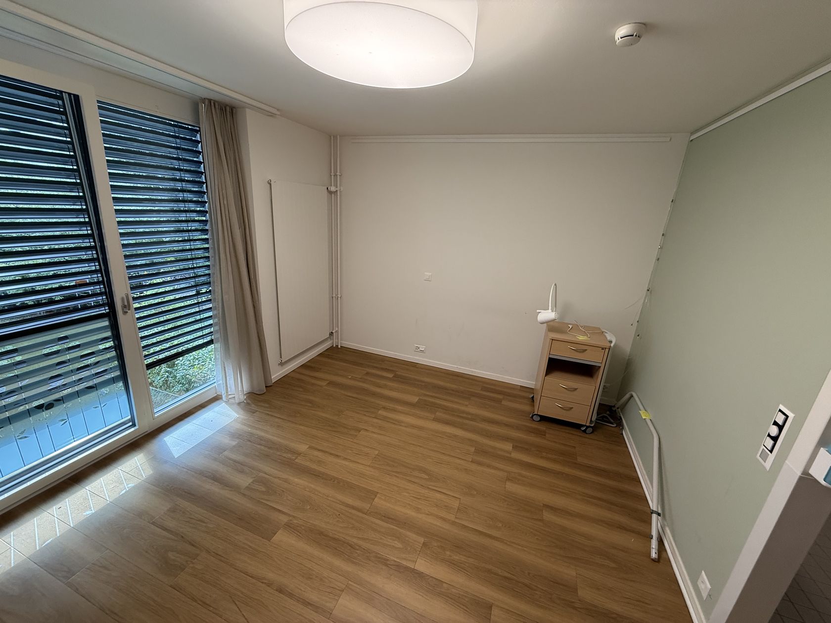 Vollständig geräumtes Zimmer in einem Pflegeheim